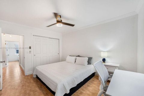 Condo in Bay Harbor Islands, Florida, 2 bedrooms  № 1641805 - photo 18