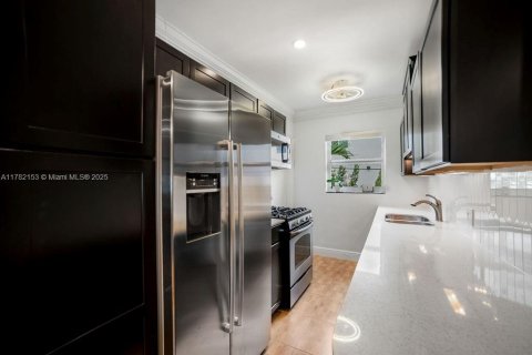 Condo in Bay Harbor Islands, Florida, 2 bedrooms  № 1641805 - photo 12