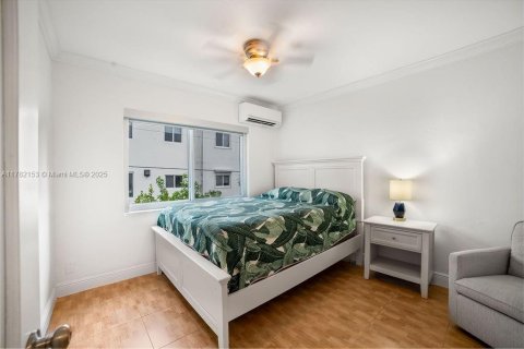 Condo in Bay Harbor Islands, Florida, 2 bedrooms  № 1641805 - photo 25