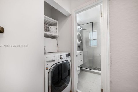 Condo in Bay Harbor Islands, Florida, 2 bedrooms  № 1641805 - photo 21