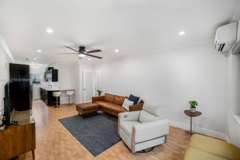 Condo in Bay Harbor Islands, Florida, 2 bedrooms  № 1641805 - photo 1