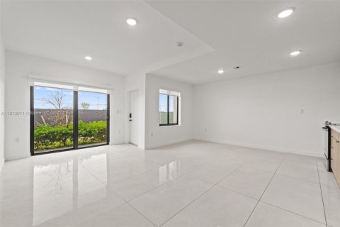 Снять в аренду таунхаус в Хомстед, Флорида 4 спальни, № 1969386 - фото 7