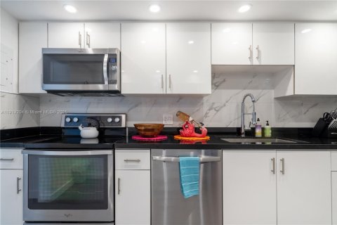 Copropriété à vendre à Hollywood, Floride: 2 chambres, 107.12 m2 № 1975533 - photo 18