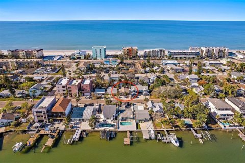 Terreno en venta en Madeira Beach, Florida № 1508381 - foto 1