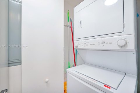 Condo in Miami, Florida, 2 bedrooms  № 2244890 - photo 21