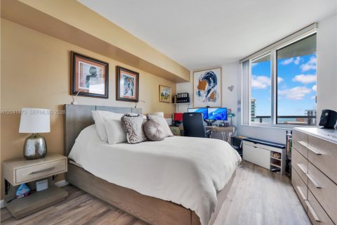 Condo in Miami, Florida, 2 bedrooms  № 2244890 - photo 11