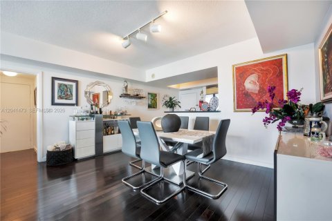 Condo in Miami, Florida, 2 bedrooms  № 2244890 - photo 7
