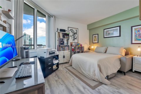 Condo in Miami, Florida, 2 bedrooms  № 2244890 - photo 14