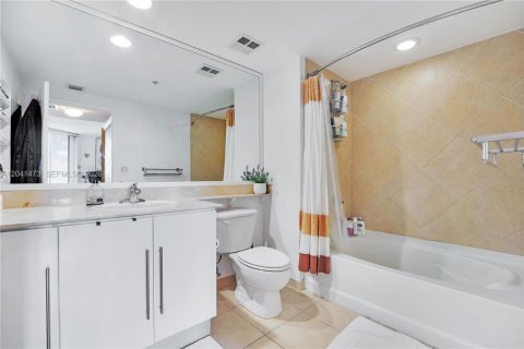 Condo in Miami, Florida, 2 bedrooms  № 2244890 - photo 13