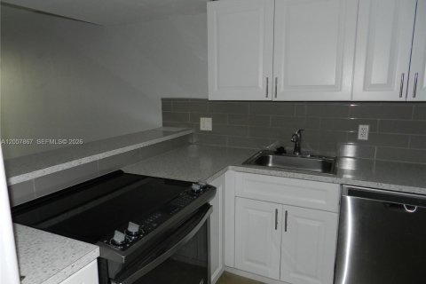 Condo in Lake Worth, Florida, 1 bedroom  № 2188890 - photo 11