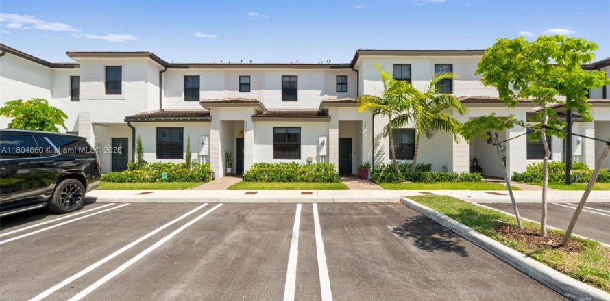 House in Homestead, Florida 3 bedrooms, 123.37 sq.m. № 1700993