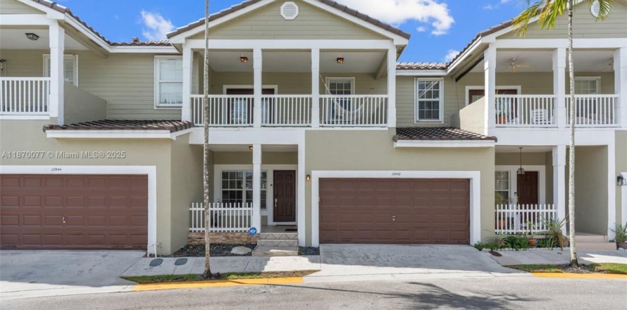 Townhouse in Coral Springs, Florida 4 bedrooms, 200.85 sq.m. № 1897033