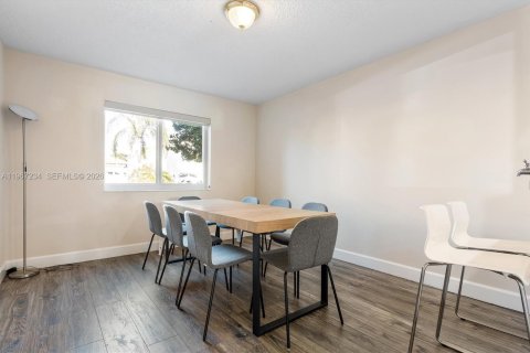 House in Dania Beach, Florida 3 bedrooms, 128.95 sq.m. № 2028772 - photo 9