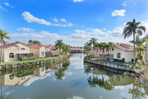 House in Dania Beach, Florida 3 bedrooms, 128.95 sq.m. № 2028772 - photo 14