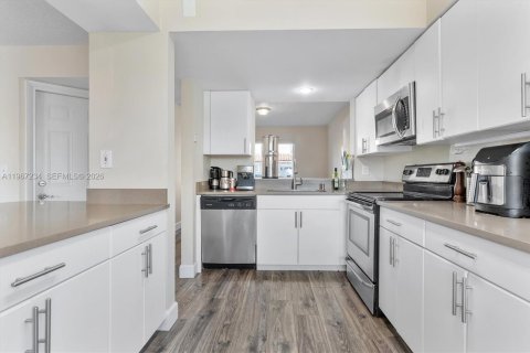 House in Dania Beach, Florida 3 bedrooms, 128.95 sq.m. № 2028772 - photo 7