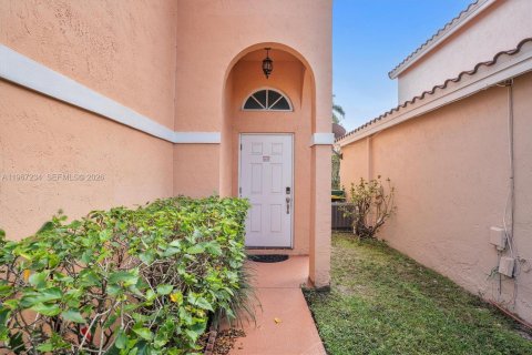 House in Dania Beach, Florida 3 bedrooms, 128.95 sq.m. № 2028772 - photo 2