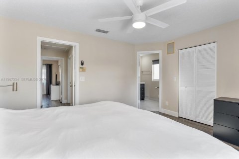 House in Dania Beach, Florida 3 bedrooms, 128.95 sq.m. № 2028772 - photo 12