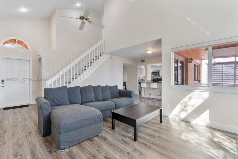 House in Dania Beach, Florida 3 bedrooms, 128.95 sq.m. № 2028772 - photo 3