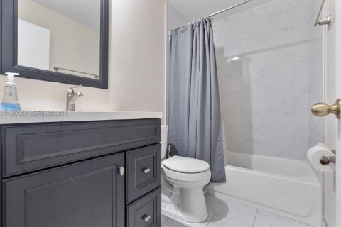 House in Dania Beach, Florida 3 bedrooms, 128.95 sq.m. № 2028772 - photo 19