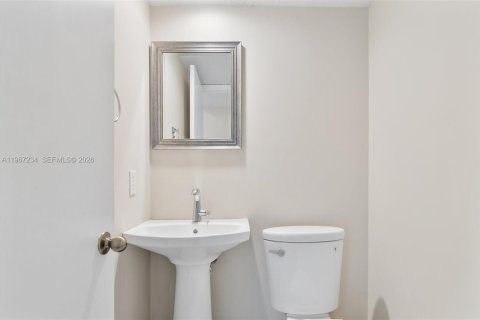 House in Dania Beach, Florida 3 bedrooms, 128.95 sq.m. № 2028772 - photo 10