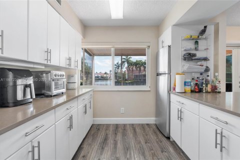 House in Dania Beach, Florida 3 bedrooms, 128.95 sq.m. № 2028772 - photo 8