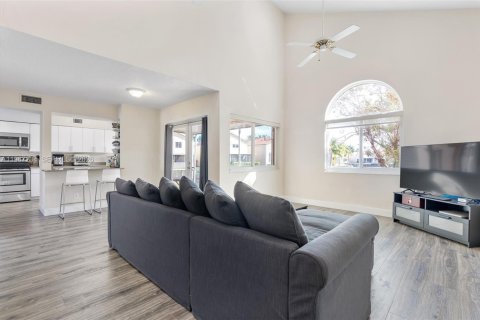 House in Dania Beach, Florida 3 bedrooms, 128.95 sq.m. № 2028772 - photo 4