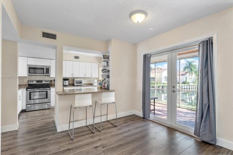 House in Dania Beach, Florida 3 bedrooms, 128.95 sq.m. № 2028772 - photo 5