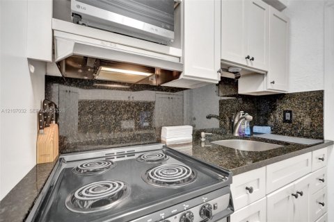 Immobilier commercial à vendre à Fort Lauderdale, Floride: 235.69 m2 № 2418235 - photo 8