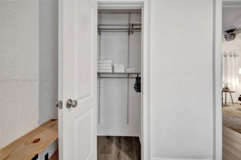 Immobilier commercial à vendre à Fort Lauderdale, Floride: 235.69 m2 № 2418235 - photo 13