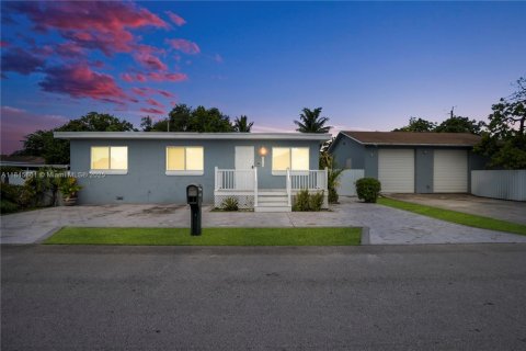 Casa en venta en Miramar, Florida, 4 dormitorios, 92.9 m2 № 1849011 - foto 1