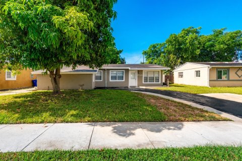 Casa en venta en North Lauderdale, Florida, 6 dormitorios, 228.35 m2 № 2343208 - foto 2