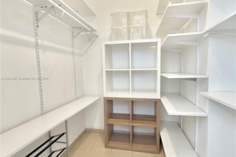 Condo in Miami, Florida, 1 bedroom  № 1931823 - photo 27