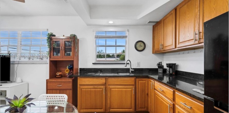 Condominio en Miami, Florida, 1 dormitorio  № 1931823