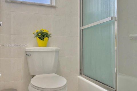 Condo in Miami, Florida, 1 bedroom  № 1931823 - photo 29