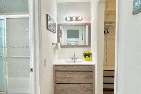 Condo in Miami, Florida, 1 bedroom  № 1931823 - photo 24