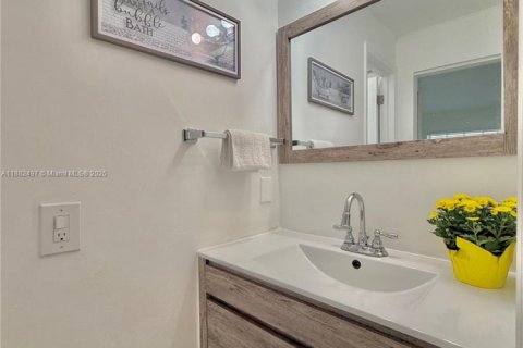 Condo in Miami, Florida, 1 bedroom  № 1931823 - photo 28