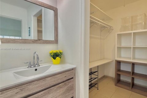 Condo in Miami, Florida, 1 bedroom  № 1931823 - photo 26