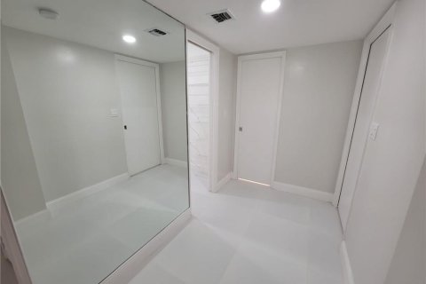 Condo in Pompano Beach, Florida, 3 bedrooms  № 2250262 - photo 9