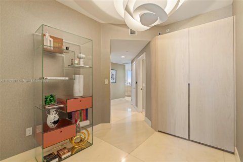 Снять в аренду кондоминиум в Норт-Майами-Бич, Флорида 3 спальни, 144.56м2, № 1959396 - фото 2