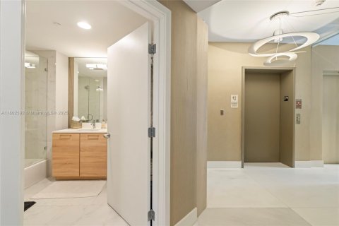 Снять в аренду кондоминиум в Норт-Майами-Бич, Флорида 3 спальни, 144.56м2, № 1959396 - фото 3