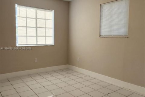 Снять в аренду виллу или дом в Халландейл-Бич, Флорида 3 спальни, 413.23м2, № 2047922 - фото 11