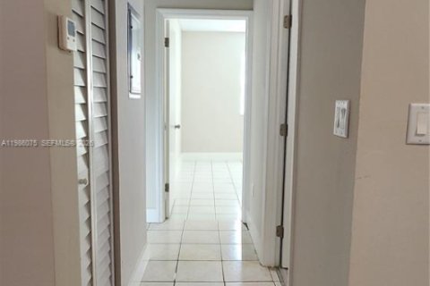 Снять в аренду виллу или дом в Халландейл-Бич, Флорида 3 спальни, 413.23м2, № 2047922 - фото 7