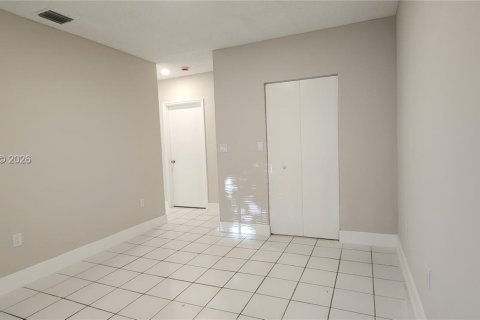 Снять в аренду виллу или дом в Халландейл-Бич, Флорида 3 спальни, 413.23м2, № 2047922 - фото 17