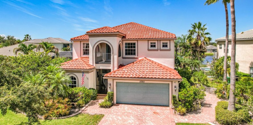 House in Port St. Lucie, Florida 3 bedrooms, 328.78 sq.m. № 2270928