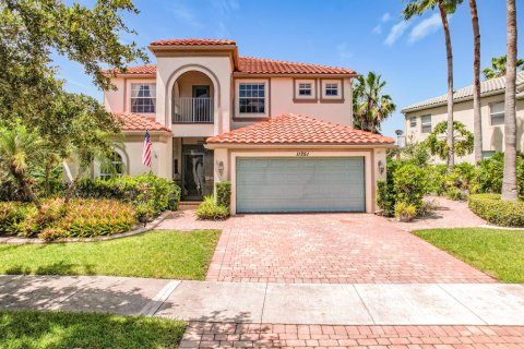 House in Port St. Lucie, Florida 3 bedrooms, 328.78 sq.m. № 2270928 - photo 2
