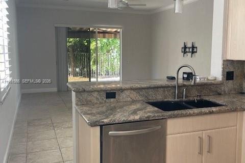 Villa ou maison à louer à Weston, Floride: 4 chambres, 183.76 m2 № 2024299 - photo 11