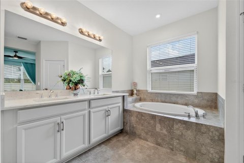 House in Palmetto, Florida 3 bedrooms, 188.5 sq.m. № 1895124 - photo 19