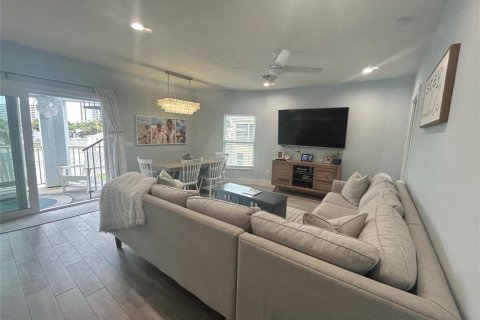 House in Jensen Beach, Florida 4 bedrooms, 158.03 sq.m. № 2088039 - photo 8