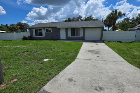 Casa en alquiler en Port Charlotte, Florida, 2 dormitorios, 105.17 m2 № 1934347 - foto 1