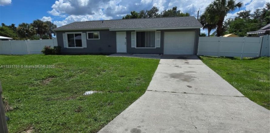 House in Port Charlotte, Florida 2 bedrooms, 105.17 sq.m. № 1934347